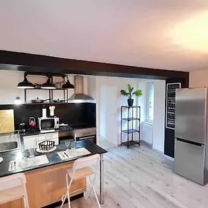 Appartement Logement Moderne Au Coeur Du Village, Saint-Georges-de-Luzençon